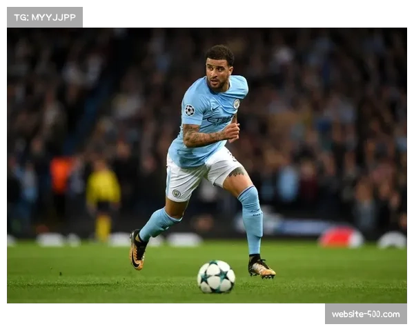 瓜迪奥拉应对人盯人潮流 曼城边后卫内收形成动态三中卫结构